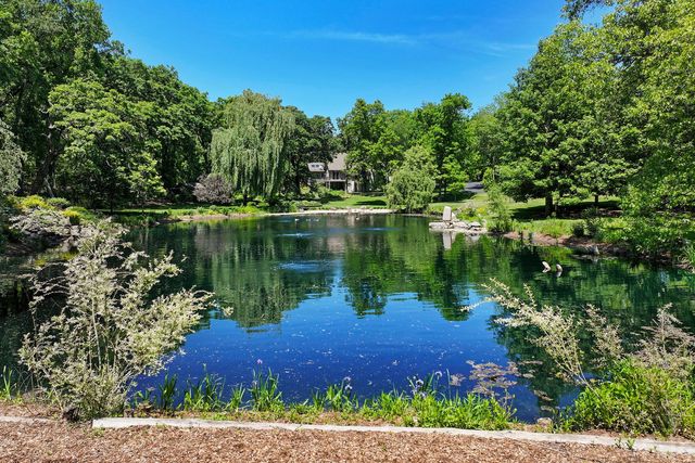 8806 WHISPERING PINES Trail, Woodstock, IL 60098