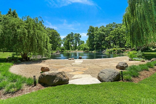 8806 WHISPERING PINES Trail, Woodstock, IL 60098