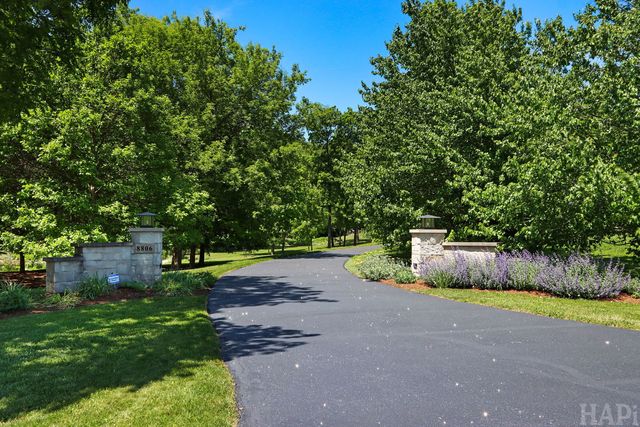 8806 WHISPERING PINES Trail, Woodstock, IL 60098