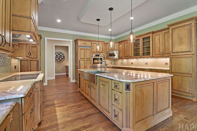 8806 WHISPERING PINES Trail, Woodstock, IL 60098
