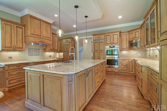 8806 WHISPERING PINES Trail, Woodstock, IL 60098