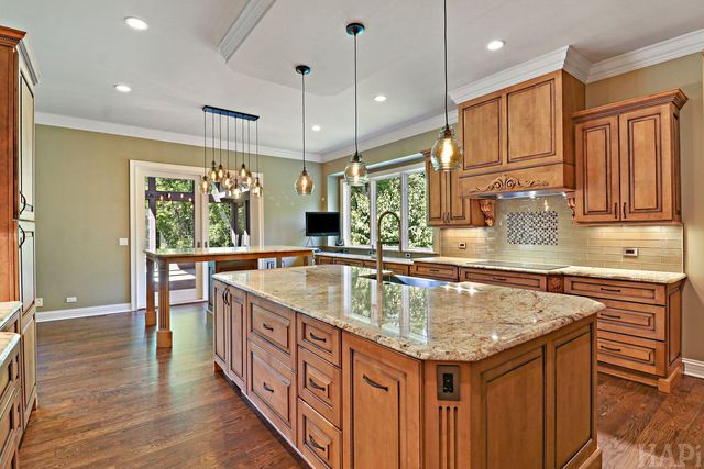 8806 WHISPERING PINES Trail, Woodstock, IL 60098