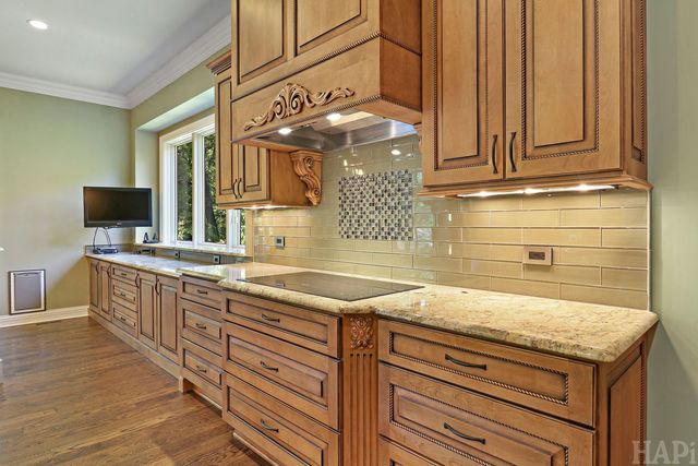 8806 WHISPERING PINES Trail, Woodstock, IL 60098