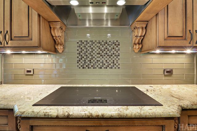 8806 WHISPERING PINES Trail, Woodstock, IL 60098