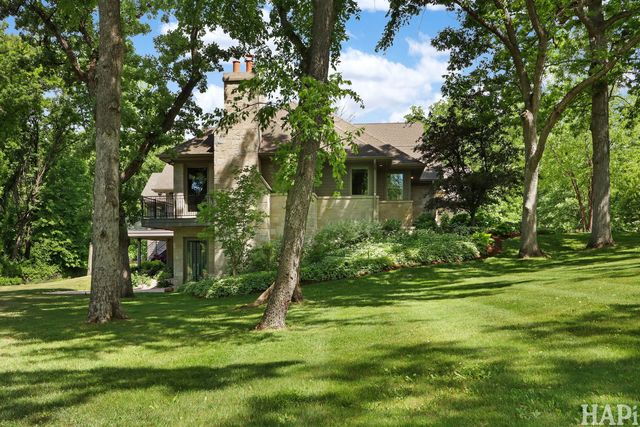 8806 WHISPERING PINES Trail, Woodstock, IL 60098