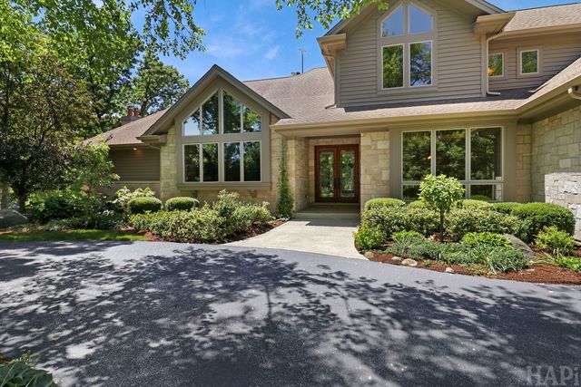 8806 WHISPERING PINES Trail, Woodstock, IL 60098