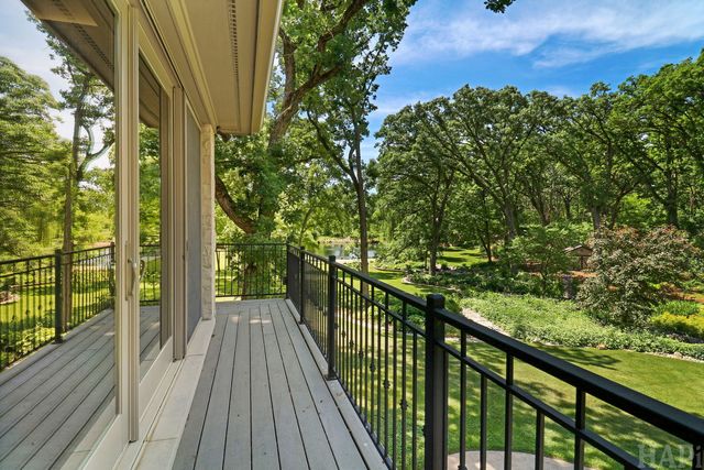 8806 WHISPERING PINES Trail, Woodstock, IL 60098