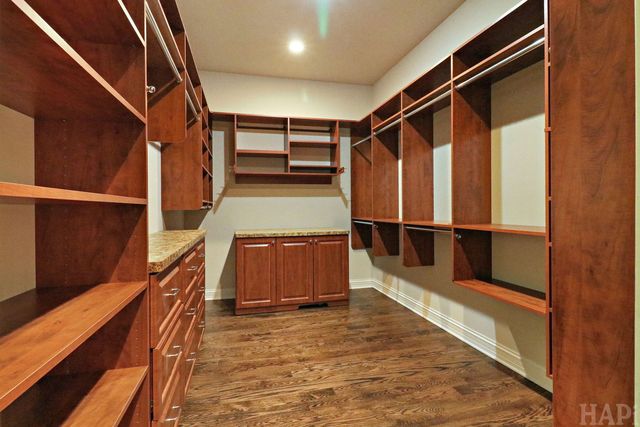 8806 WHISPERING PINES Trail, Woodstock, IL 60098