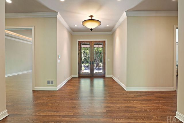 8806 WHISPERING PINES Trail, Woodstock, IL 60098