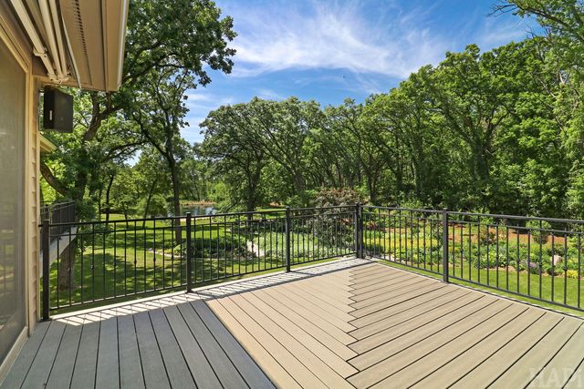 8806 WHISPERING PINES Trail, Woodstock, IL 60098