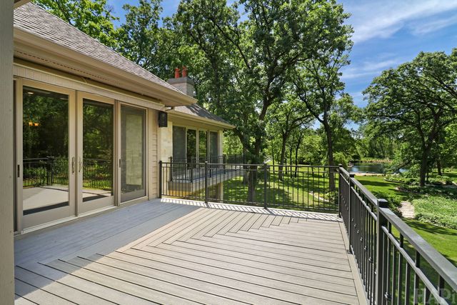 8806 WHISPERING PINES Trail, Woodstock, IL 60098