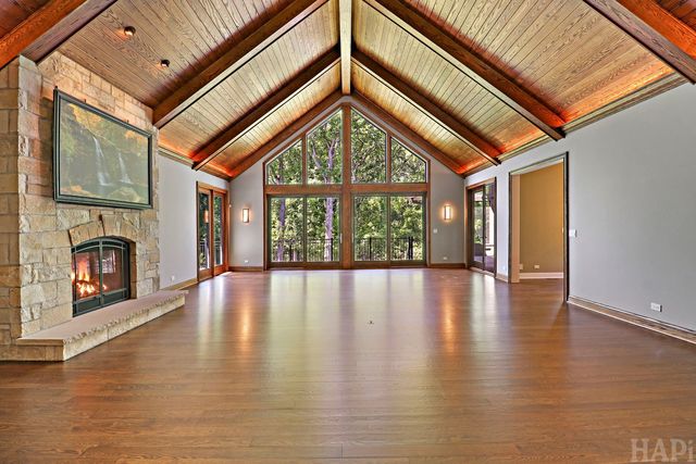 8806 WHISPERING PINES Trail, Woodstock, IL 60098