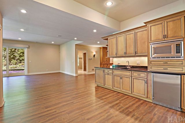 8806 WHISPERING PINES Trail, Woodstock, IL 60098