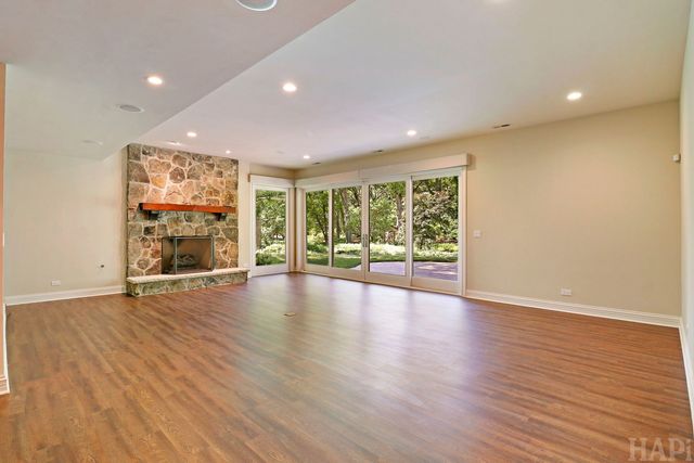 8806 WHISPERING PINES Trail, Woodstock, IL 60098