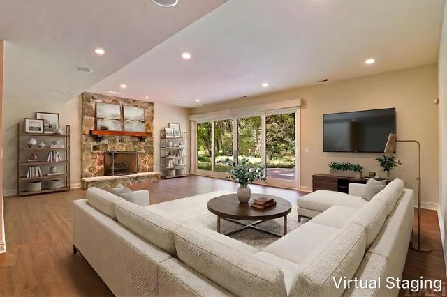 8806 WHISPERING PINES Trail, Woodstock, IL 60098