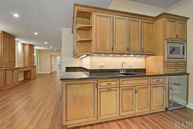 8806 WHISPERING PINES Trail, Woodstock, IL 60098