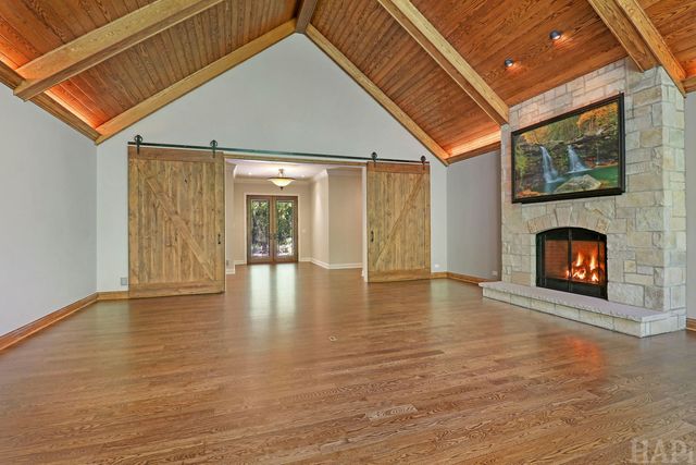 8806 WHISPERING PINES Trail, Woodstock, IL 60098