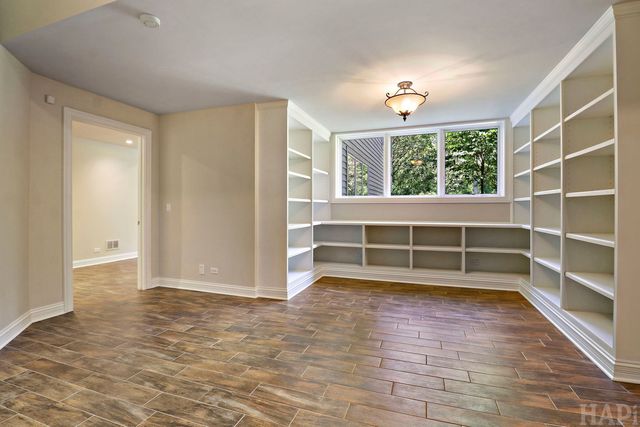 8806 WHISPERING PINES Trail, Woodstock, IL 60098