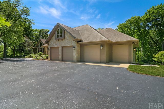 8806 WHISPERING PINES Trail, Woodstock, IL 60098