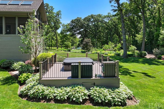 8806 WHISPERING PINES Trail, Woodstock, IL 60098