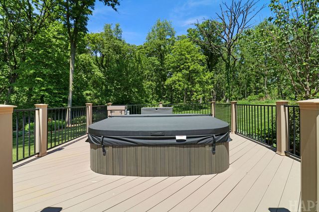 8806 WHISPERING PINES Trail, Woodstock, IL 60098