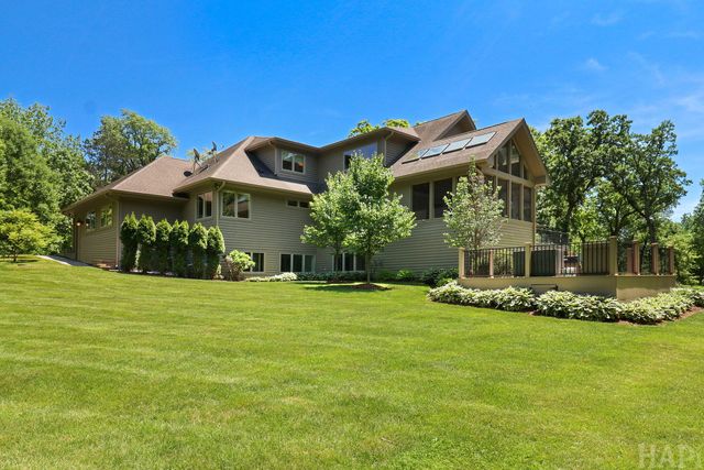 8806 WHISPERING PINES Trail, Woodstock, IL 60098