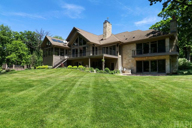 8806 WHISPERING PINES Trail, Woodstock, IL 60098