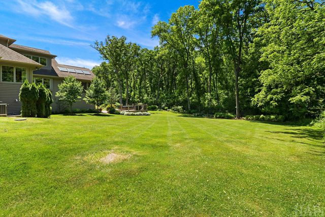 8806 WHISPERING PINES Trail, Woodstock, IL 60098