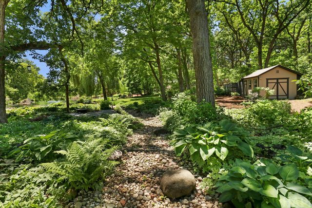 8806 WHISPERING PINES Trail, Woodstock, IL 60098