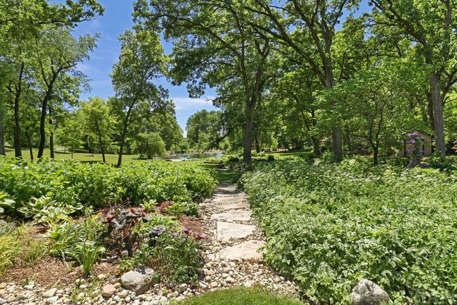 8806 WHISPERING PINES Trail, Woodstock, IL 60098