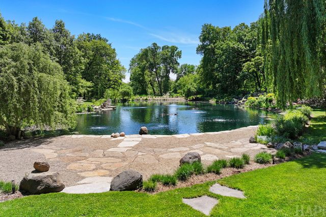 8806 WHISPERING PINES Trail, Woodstock, IL 60098