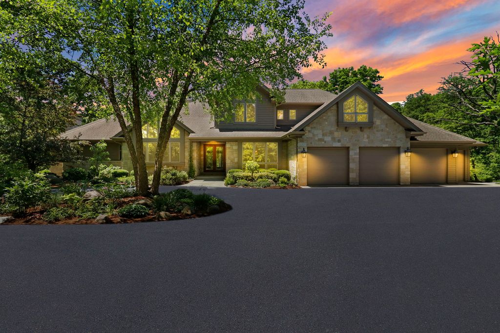 8806 WHISPERING PINES Trail, Woodstock, IL 60098