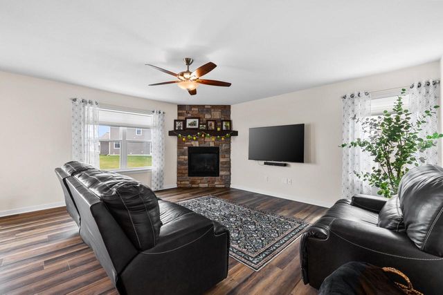 672 Lambert DRIVE, Slinger, WI 53086