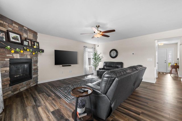 672 Lambert DRIVE, Slinger, WI 53086