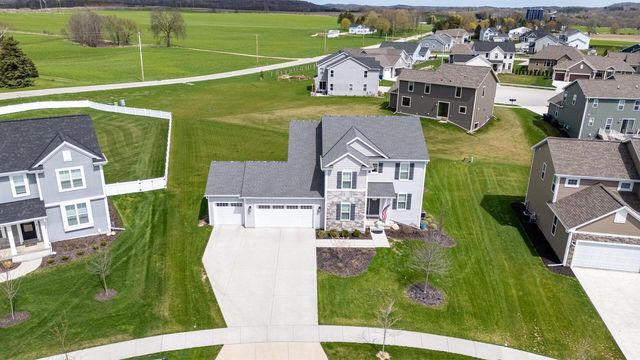 672 Lambert DRIVE, Slinger, WI 53086