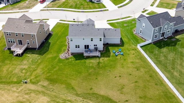 672 Lambert DRIVE, Slinger, WI 53086