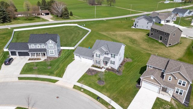 672 Lambert DRIVE, Slinger, WI 53086