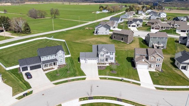 672 Lambert DRIVE, Slinger, WI 53086