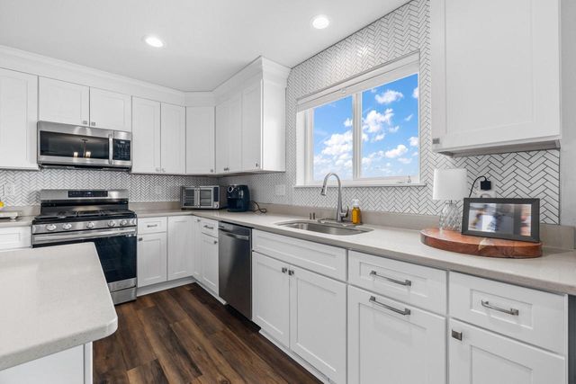 672 Lambert DRIVE, Slinger, WI 53086