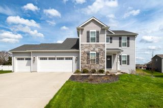672 Lambert DRIVE, Slinger, WI 53086