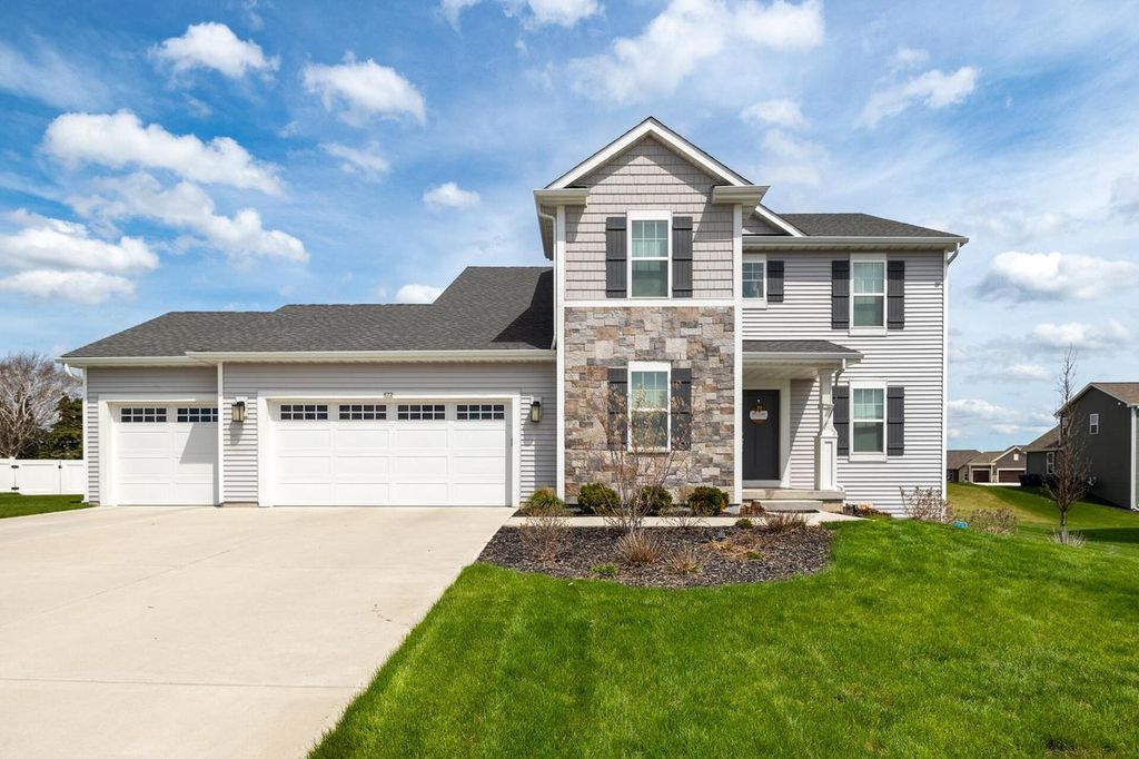 672 Lambert DRIVE, Slinger, WI 53086