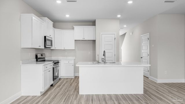 50 Hatten Ct, Mary Esther, FL 32569