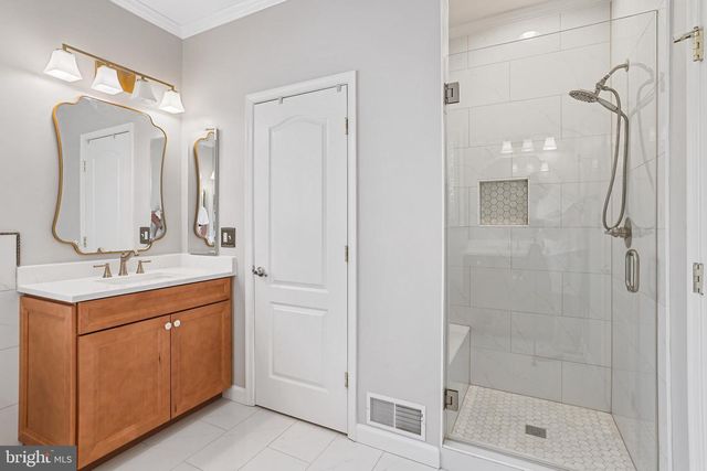 21565 CENTER POINT CIR, Ashburn, VA 20147