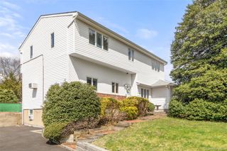 69 Amsterdam Road, Smithtown, NY 11787