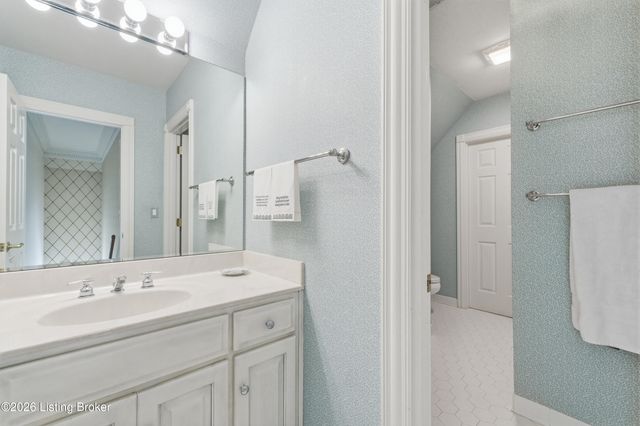 2013 Goshen Ln, Goshen, KY 40026