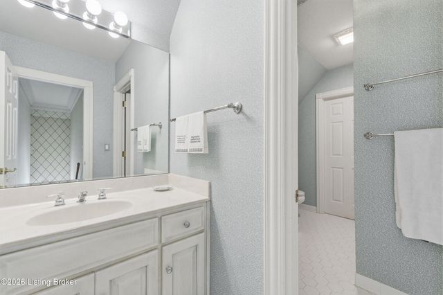 2013 Goshen Ln, Goshen, KY 40026