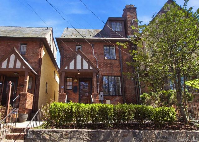 8 Parkway Drive, Pelham, NY 10803