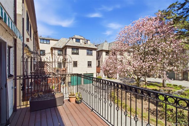 8 Parkway Drive, Pelham, NY 10803