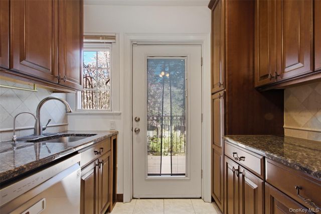 8 Parkway Drive, Pelham, NY 10803