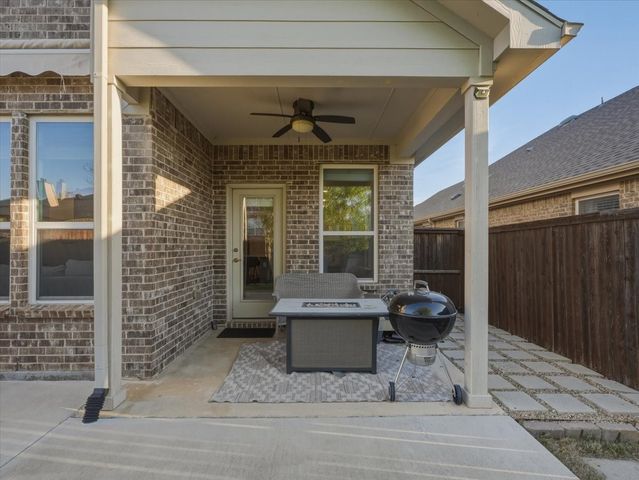 4844 Meadow Falls Drive, Fort Worth, TX 76244